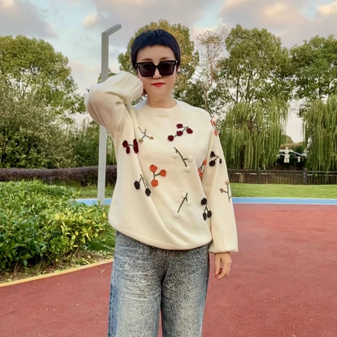 时尚1661重工立体植花羊绒圆领衫