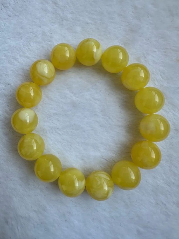 W008古巴新蜜鸡油黄飘花手串卡13mm