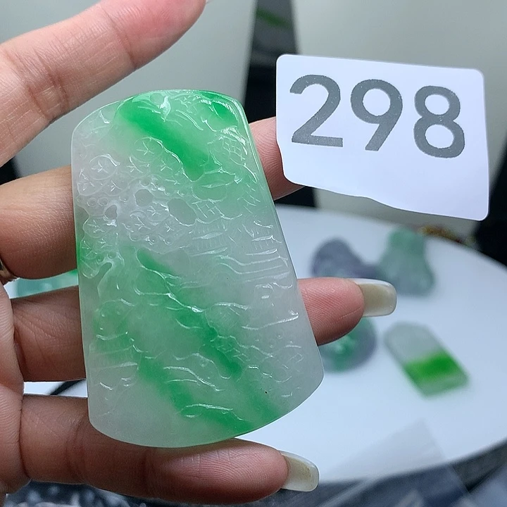 翡翠吊坠(赠链)未镶嵌