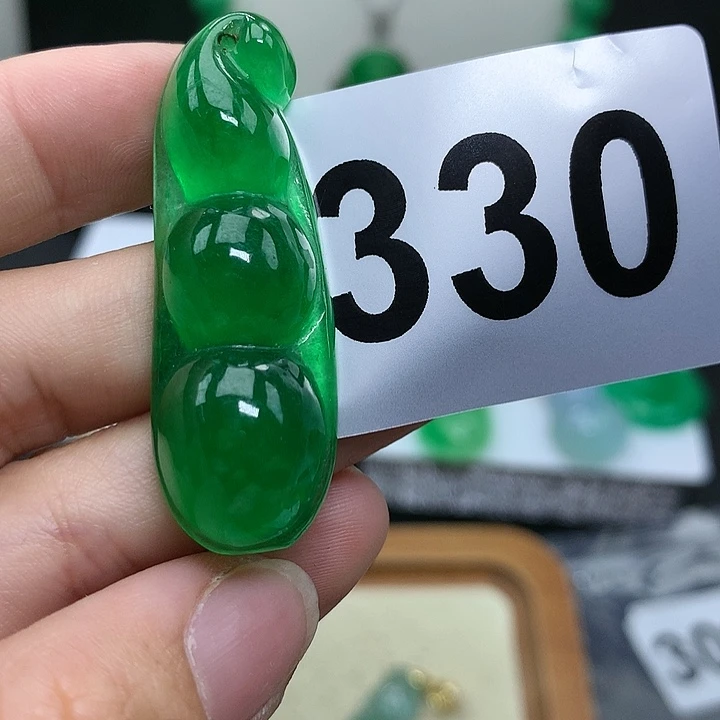 翡翠吊坠(赠链)未镶嵌
