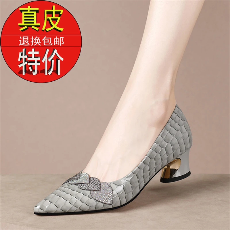 真皮浅口尖头舒适百搭女鞋2023夏季新款软底气质水钻点缀粗跟单鞋