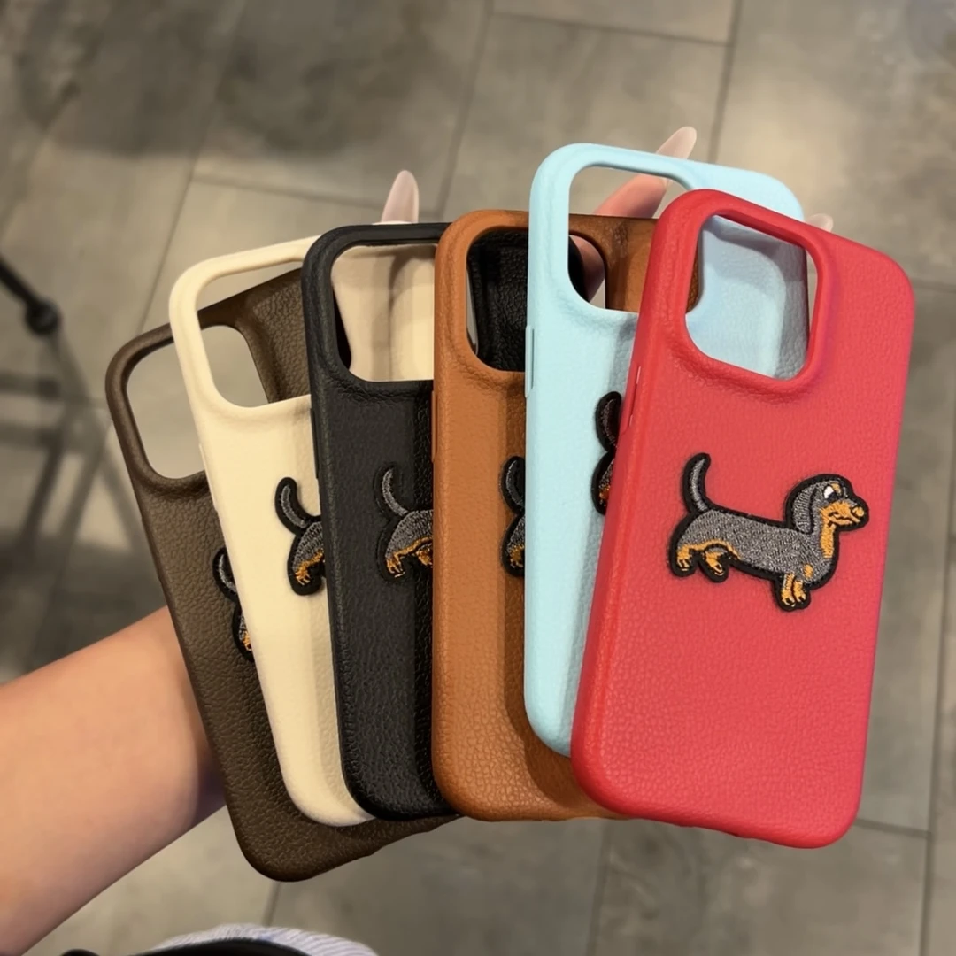 Lucky皮革纹刺绣狗适用苹果16promax手机壳iPhone13软15/14立体11