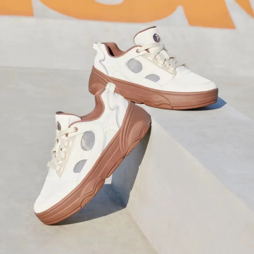 FILA/斐乐潮牌女鞋夏透气舒适低帮轻量运动板鞋雅丹风T12W422218