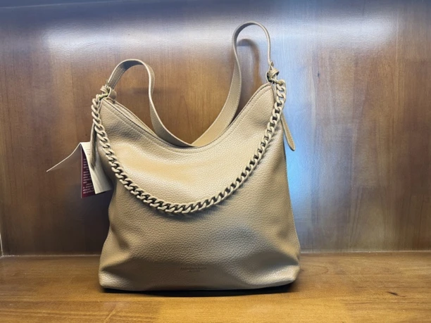 女士背肩大包六个色