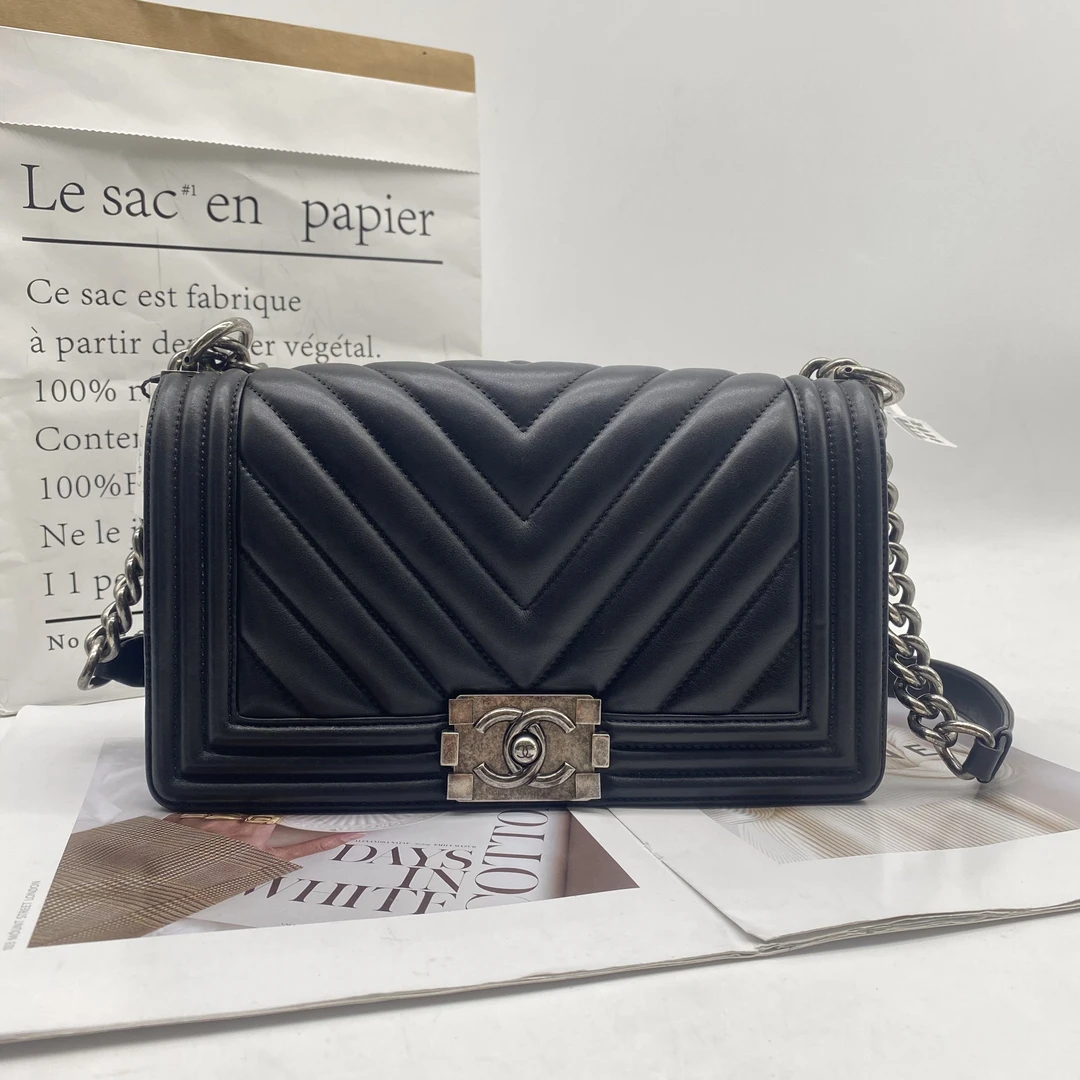 95新 Chanel/香奈儿 3101702黑银中号v纹boy包/色以直播间为准