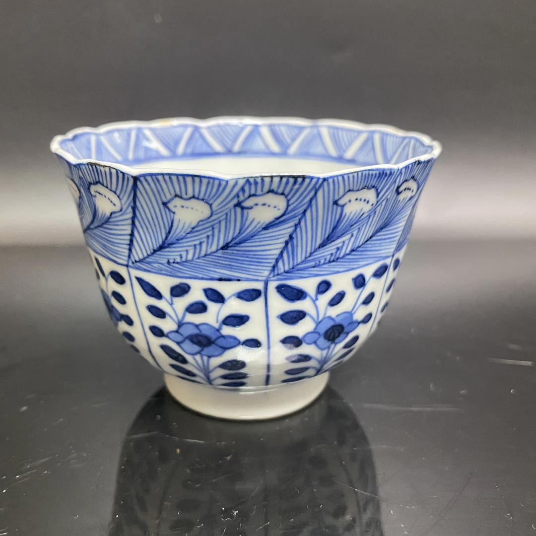 1A1026LOT008  清代  青花花口花卉杯