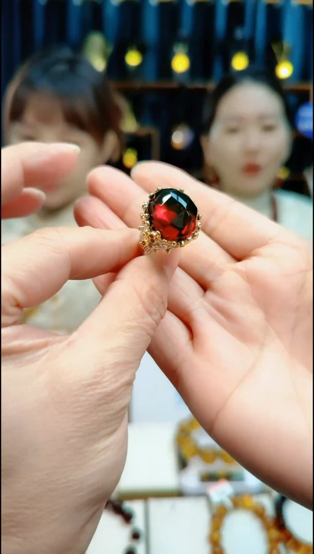 【闪购商品】琥珀颈饰未镶嵌红蓝切面血珀戒指