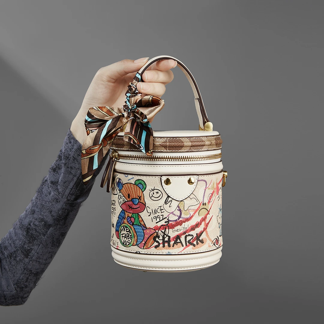 金狐狸时尚百搭水桶包简约通勤小众斜挎包