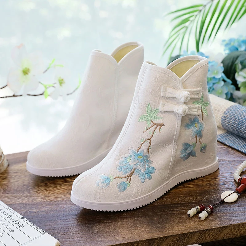 女古风爆款套筒增高加绒绣花冬天加绒圆头百搭小众国风百搭汉服鞋