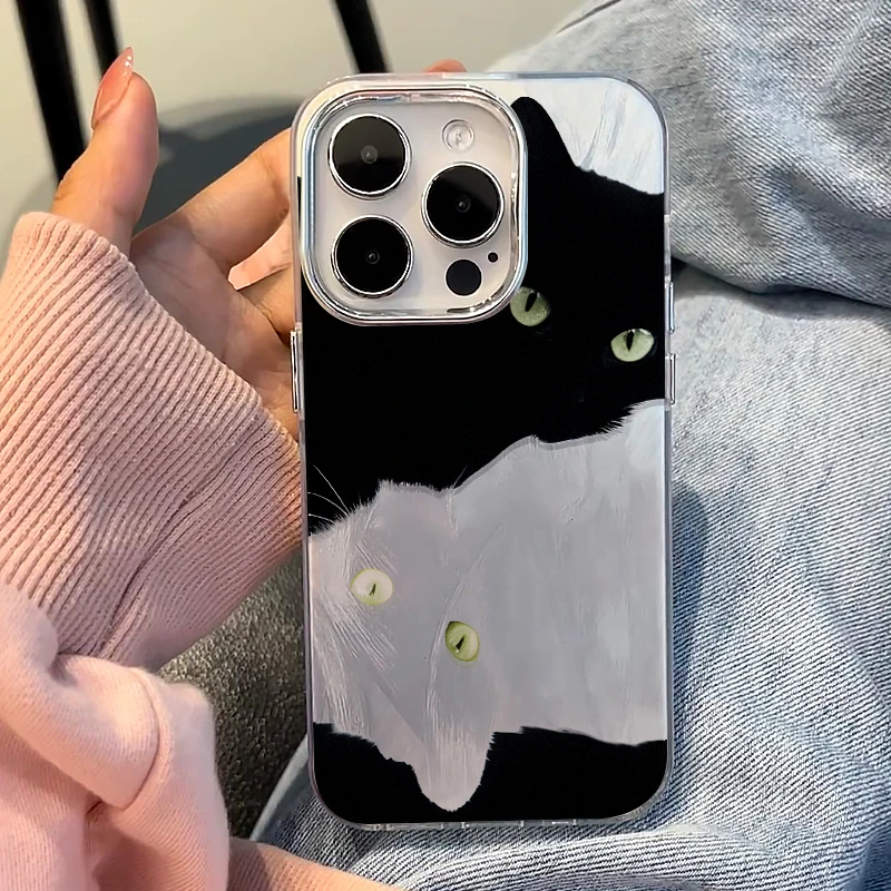 拥抱猫猫适用苹果15手机壳iPhone13彩银14promax防摔11镭射壳12