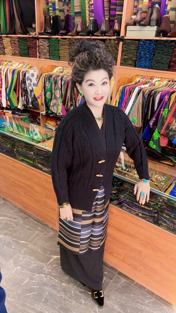 高级短款纯色高腰毛衣黑色