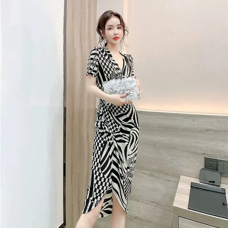 60312-A-8-8-3  名媛V领短袖裙子新款气质包臀裙印花女人味连衣裙