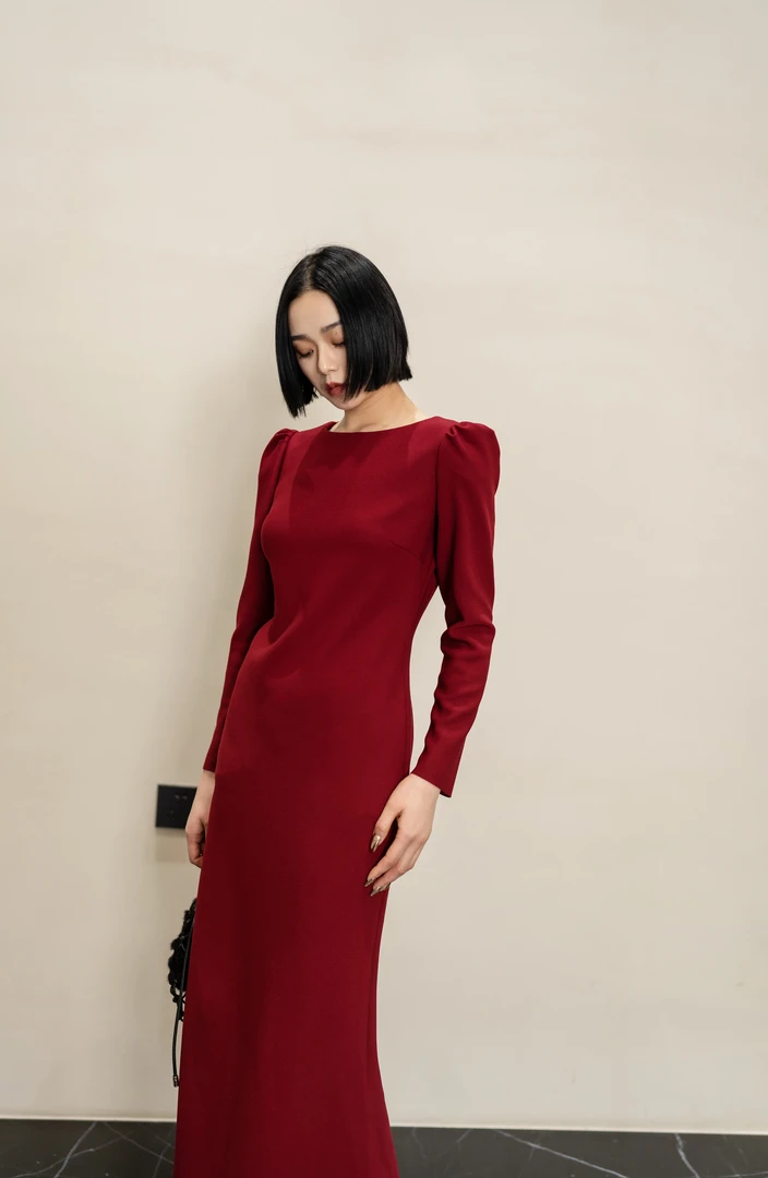 【众里嫣然】极包容弹性无边裁剪科技面料秋冬一字领气质长款连衣裙