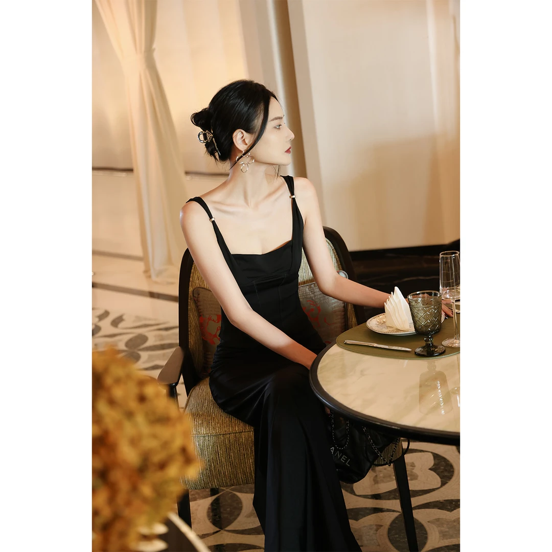 1423【逃离束缚】鱼骨设计修身个性圆环吊带背心 - J