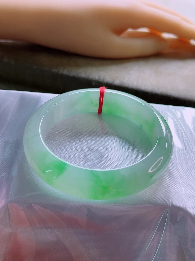 天然缅甸A货纯天然翡翠 正品女款时尚冰种起胶飘绿54.8圈宽边手镯