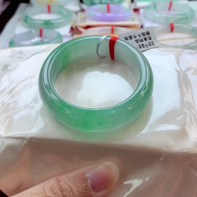 【闪购商品】翡翠手镯（贵妃镯）未镶嵌冰飘阳绿Ａ