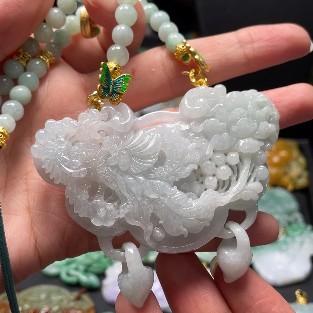 翡翠颈饰未镶嵌vgghhhhhhggbhhhhhn