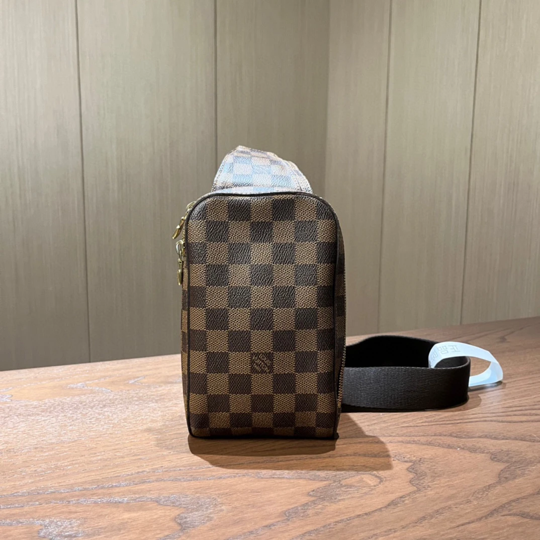 99新 LouisVuitton/路易威登 棕色棋盘格胸包斜挎包