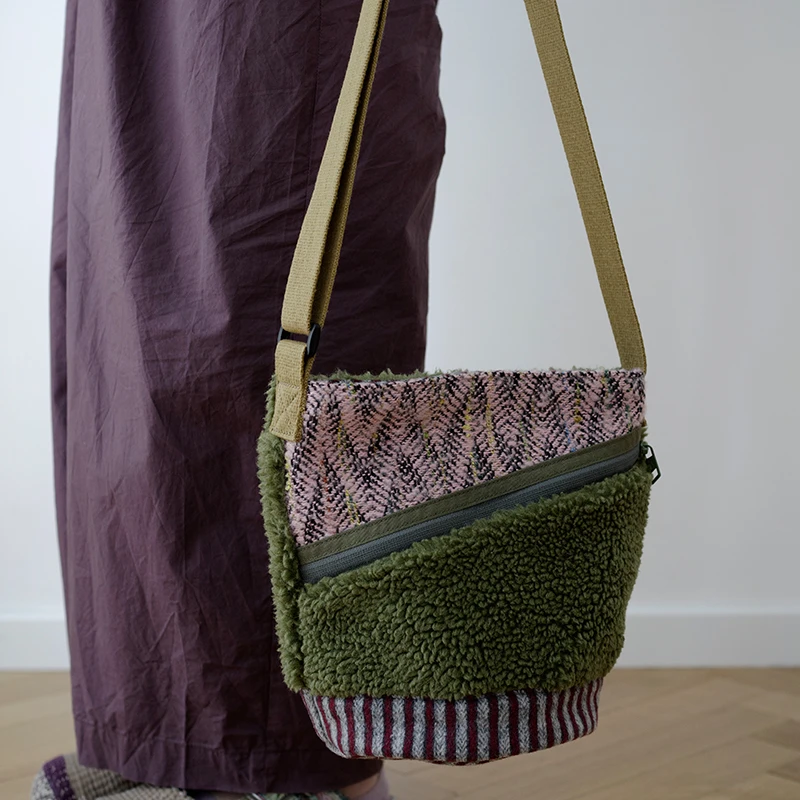 housedesign原创2024秋冬新款毛绒条纹水桶包单肩斜挎毛呢包包女