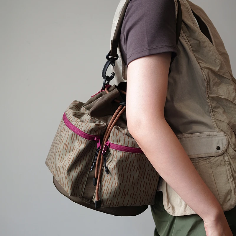 housedesign原创2024新款露营拼接斜挎包多口袋工装轻便水桶包女