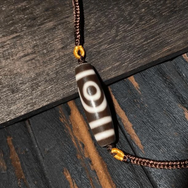 *焦糖色玛瑙玉化两眼白芯搭配手工调节绳