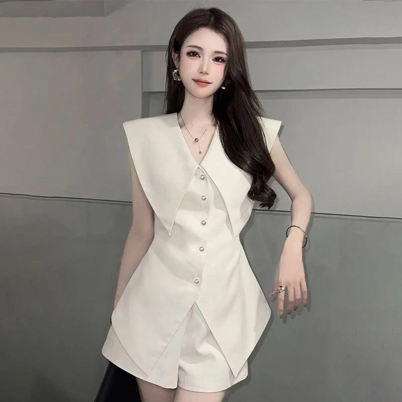 法式时尚高端减龄显瘦套装夏季不规则V领上衣+高腰休闲短裤两件套