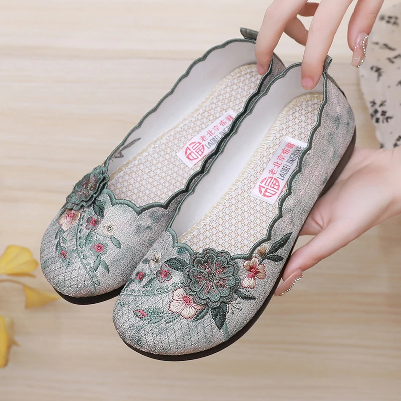 春夏新款老北京布鞋女中老年软底透气舒适绣花鞋平底民族风妈妈鞋