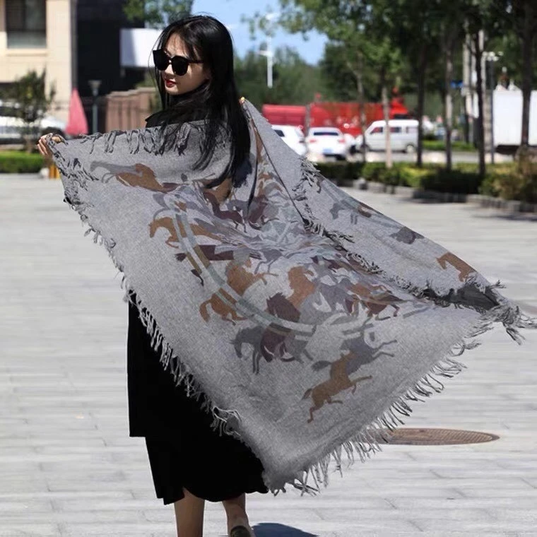 100%羊毛大马印花方巾 尺寸:130*130cm 柔软蓬松大马灰色流苏纯围