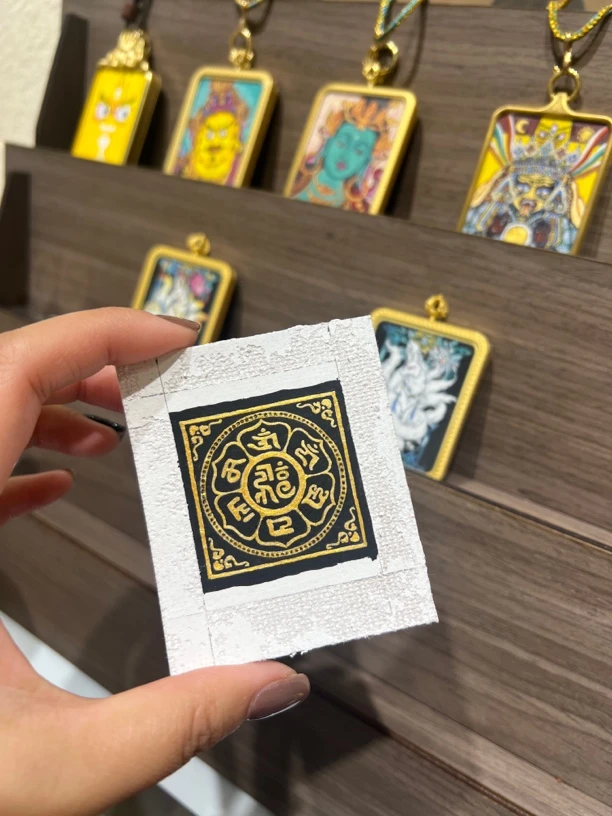 非金属布艺吊坠 六字箴言纯手绘方卡 随身携带小卡