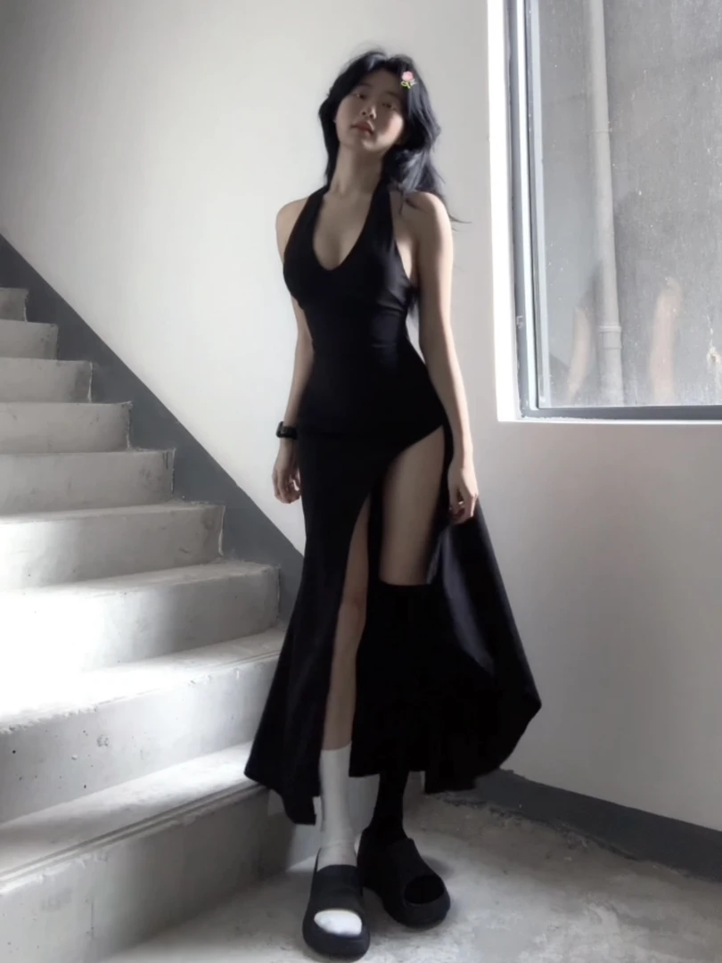 高开叉性感气质露腿长裙黑色挂脖连衣裙高级感晚宴会包臀裙