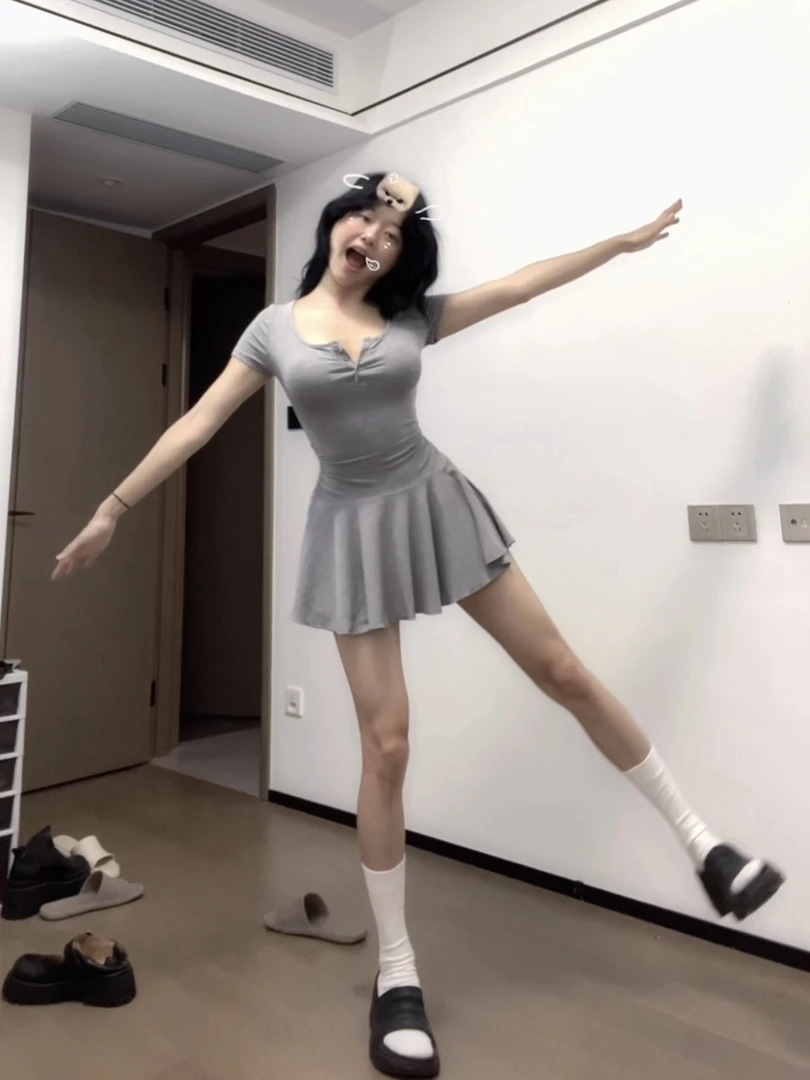 【卷卷家】灰色短袖前扣收腰辣妹夏季芭蕾风A字蓬蓬连衣裙（无打底裤