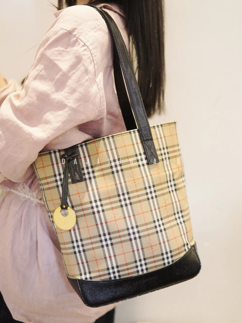 95新 BURBERRY/博柏利 大吉中古/Burberry战马格纹金币水桶单肩包