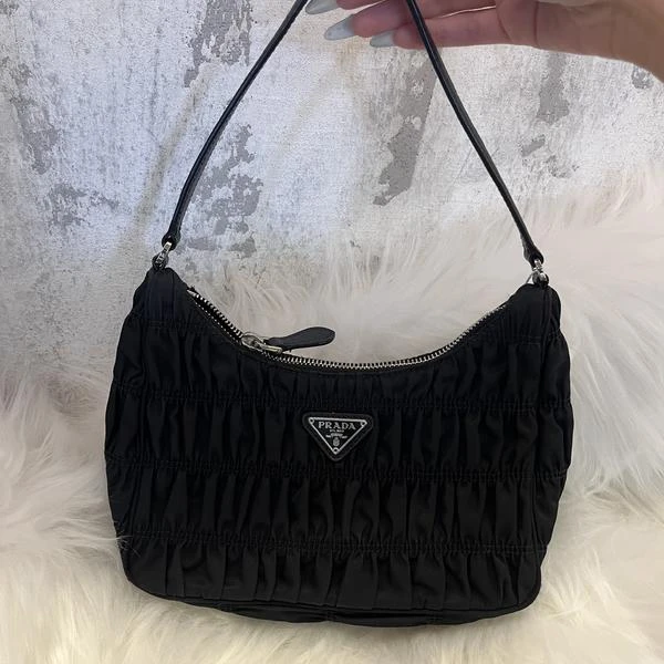 大吉中古/PRADA普拉达银色褶皱牛角单肩包