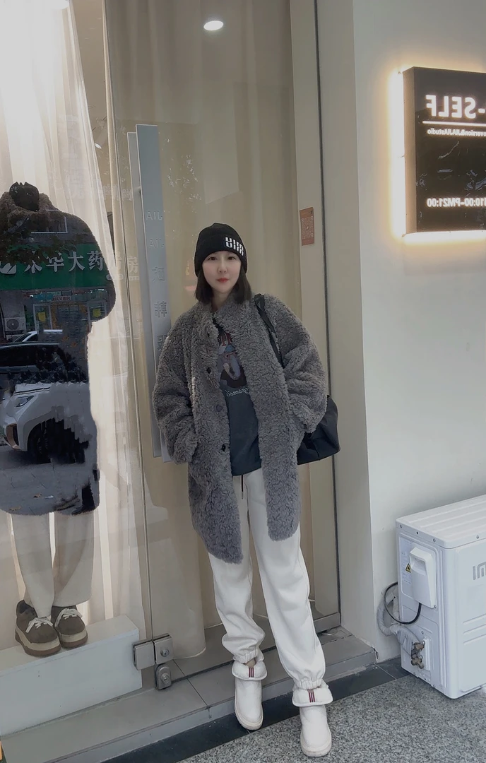 灰色羊毛一体皮草