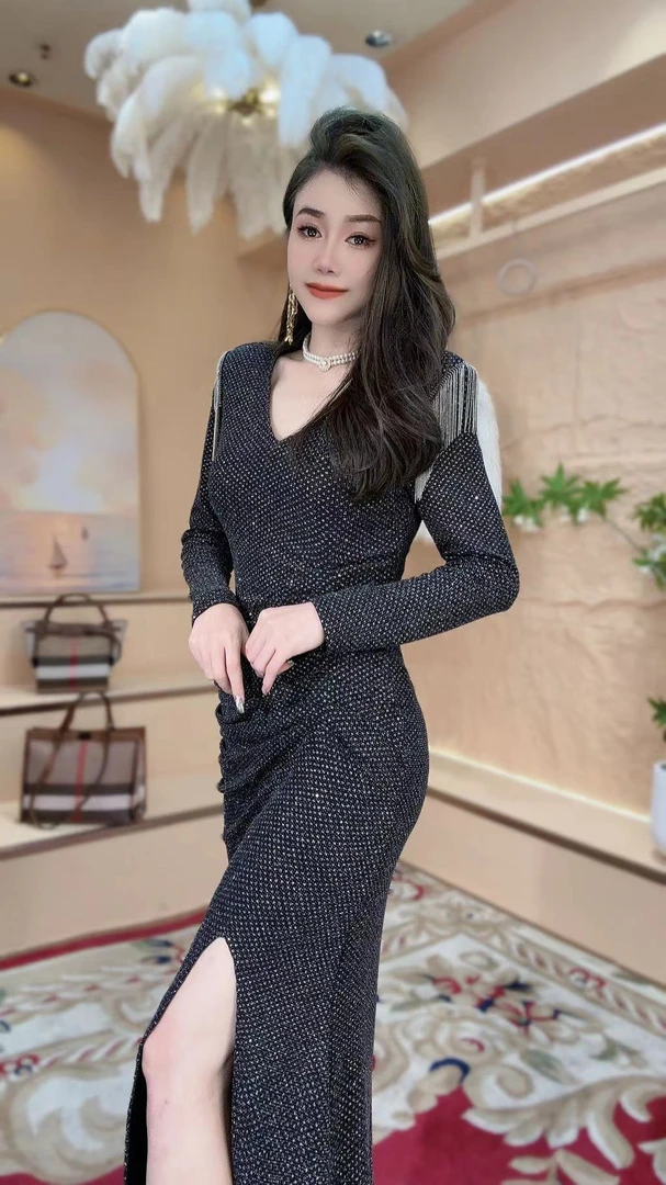 【铱姐定制】高级感时尚复古V领连衣裙女2023秋冬新款气质修身