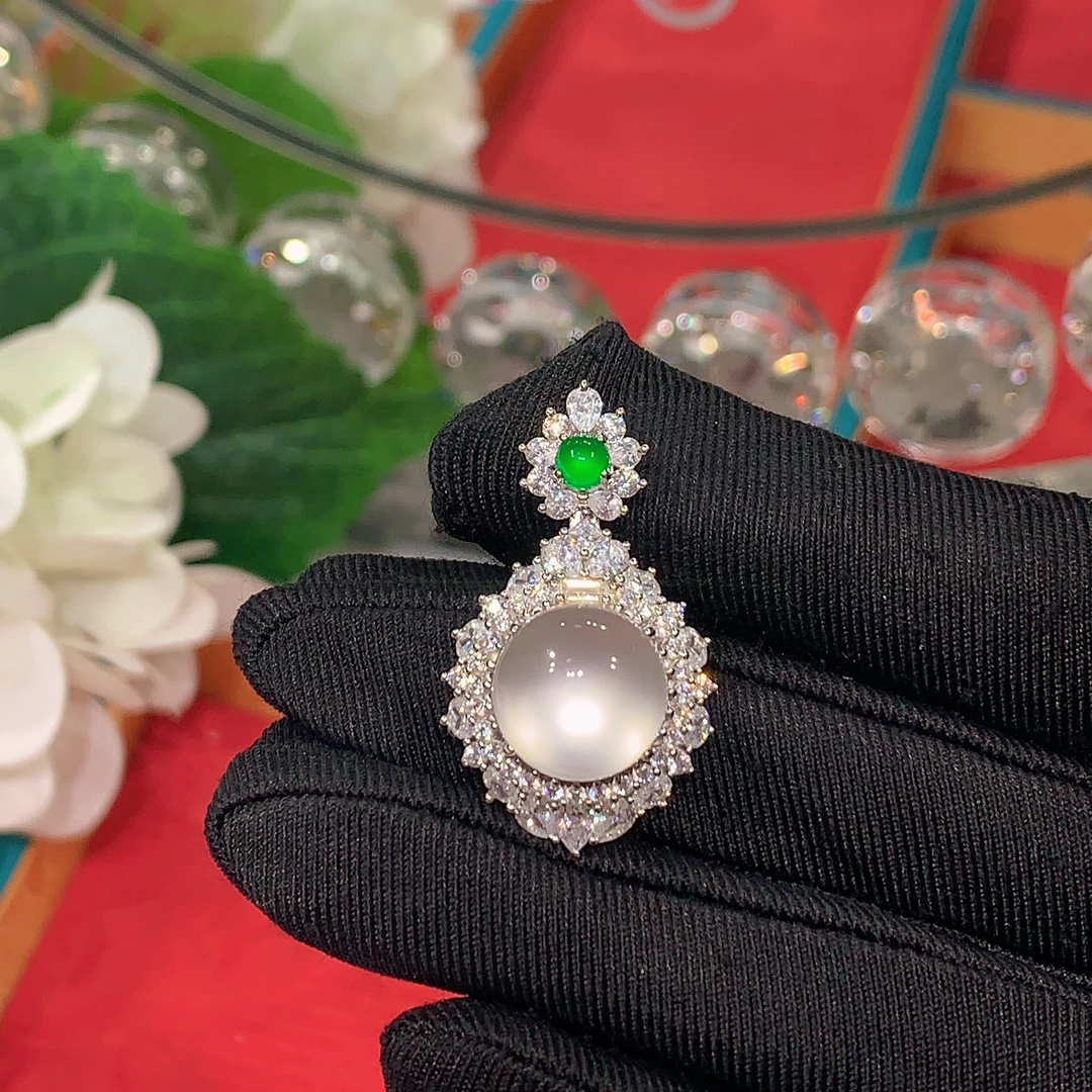 天然小众玉石鸽子蛋豪镶百搭挂件S925银镶嵌俄料石英质玉蛋面吊坠