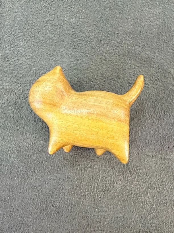绿檀自信猫摆件-2251
