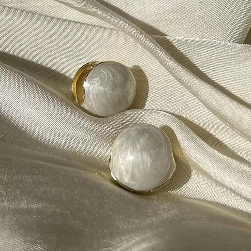 铜合金耳饰 高端流沙白小众简约白色ins甜美优雅温柔相思豆耳环