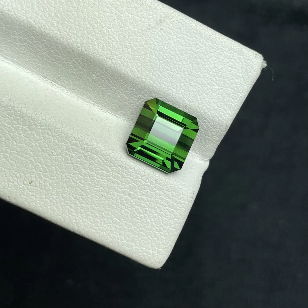 天然电光绿碧玺4.1克拉 9×9×6mm