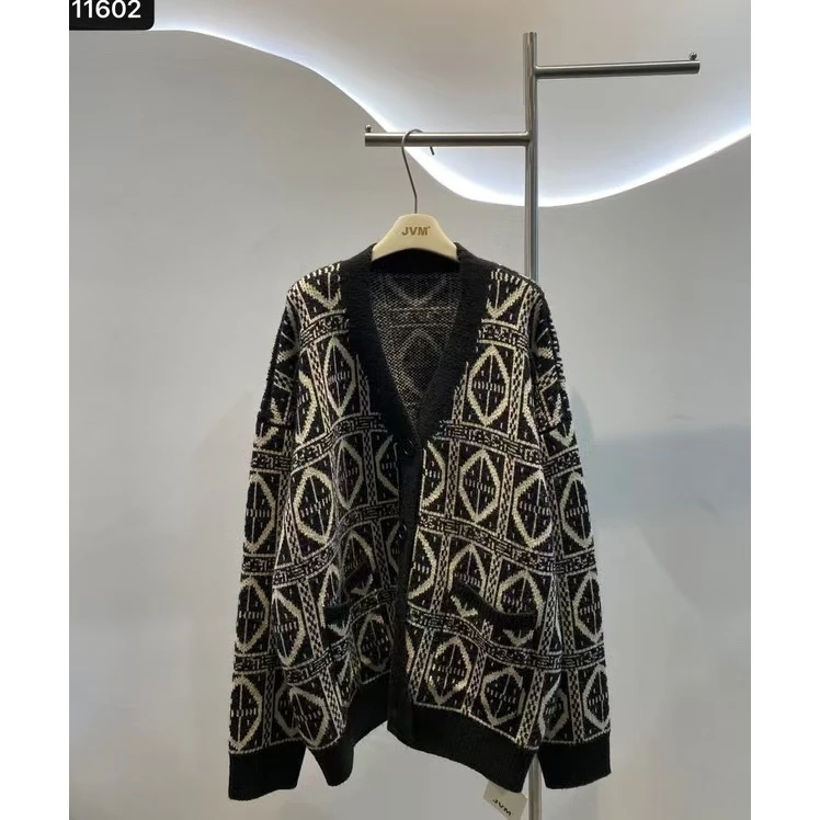 JVM新款时尚百搭V领菱格开衫毛衣11602