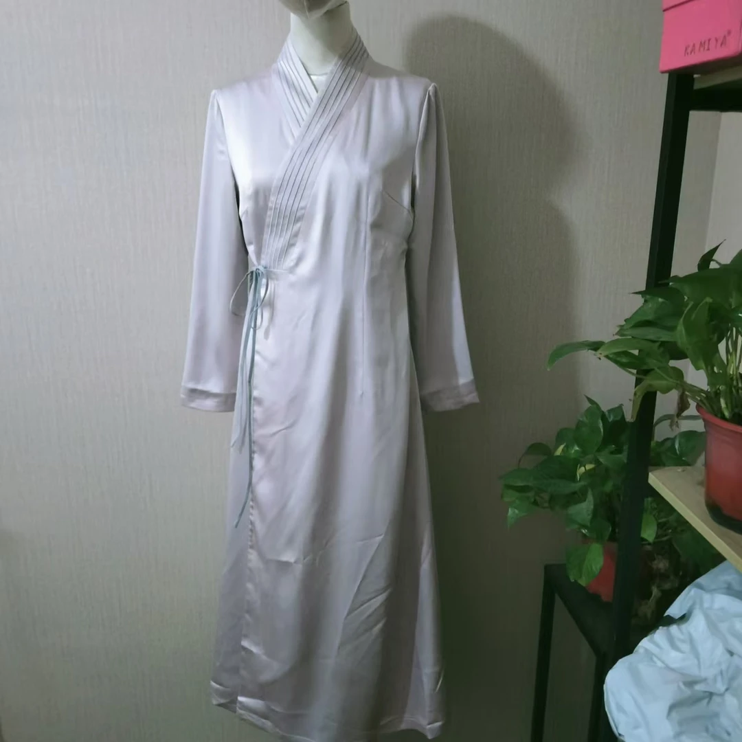 沉默 裳淡粉长袖侧襟连衣裙