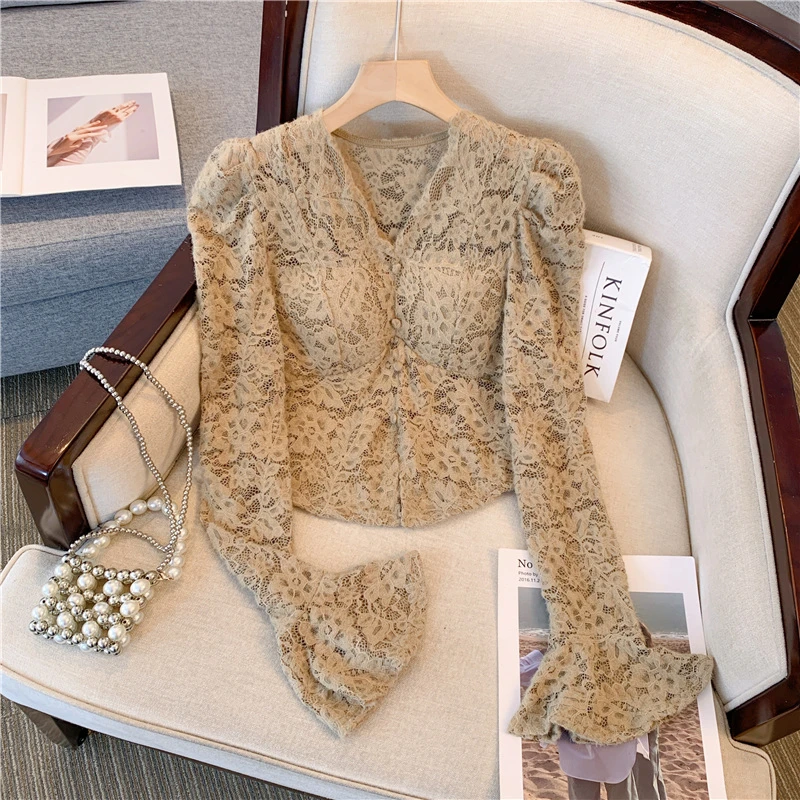 气质刺绣喇叭袖修身短款蕾丝衫V领显瘦打底衫不规则遮肉女装上衣