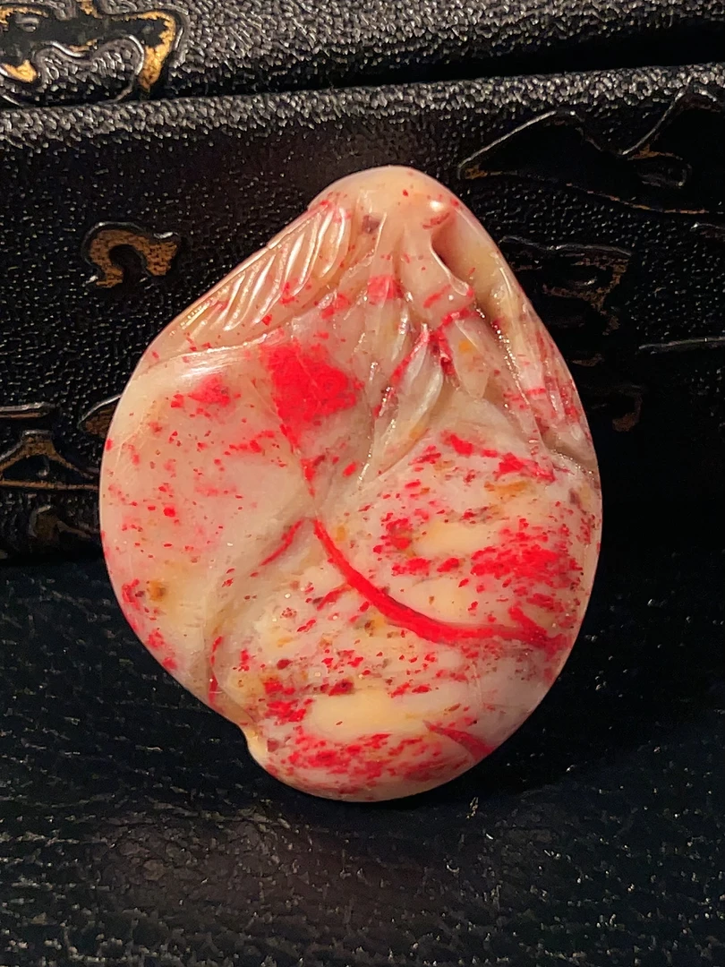 昌化鸡血石挂件，福桃，老坑软玉石底，质地温润细腻