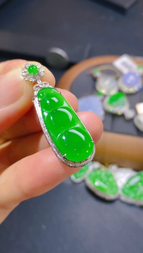 【闪购商品】翡翠吊坠(赠链)18K金镶嵌满绿福豆