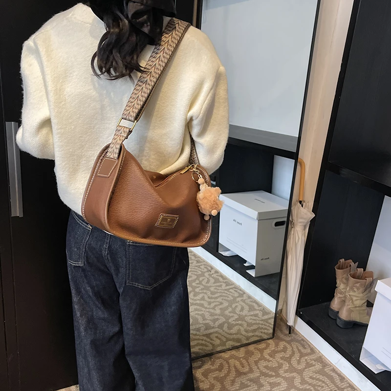 【精选】波士顿包包女高级感法棍单肩包今年流行斜跨小枕头包5521