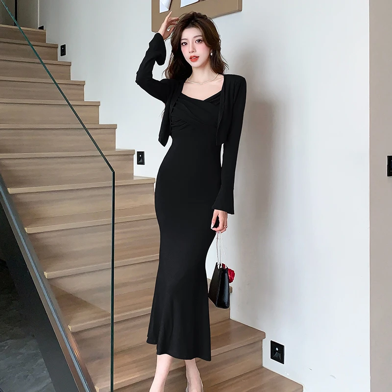 敬酒服酒红色订婚吊带连衣裙高级感宴会礼服包臂鱼尾裙长裙配开衫