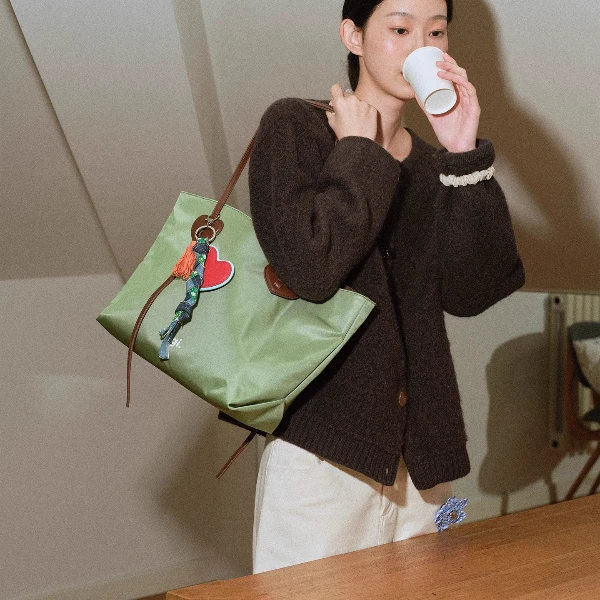 Ushark《让人开心》爱心尼龙大容量防水托特包简约轻便单肩包通勤包