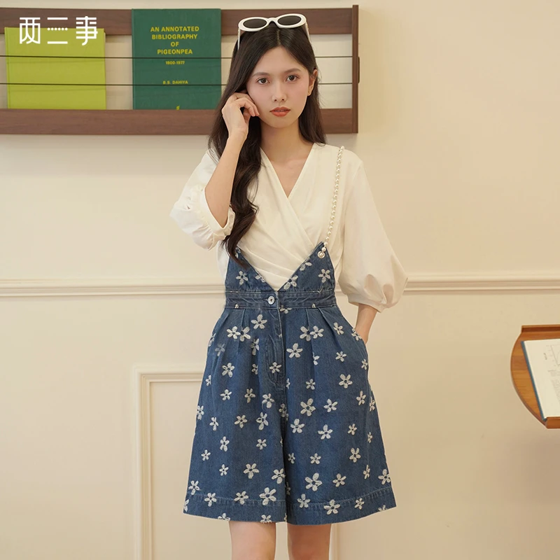 两三事 【落花凝玉】 休闲碎花印花串珠背带牛仔裤女S24XKN503