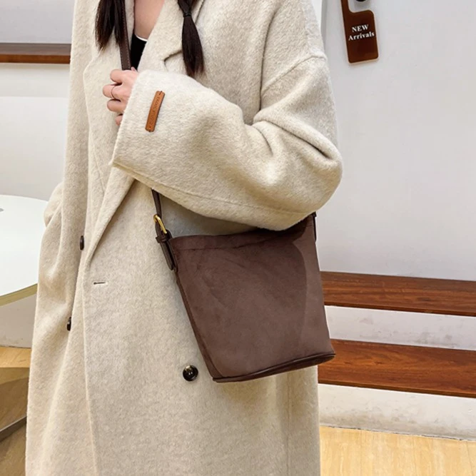 女包2023新款秋冬大容量腋下水桶包磨砂复古单肩斜挎包爆款子母包