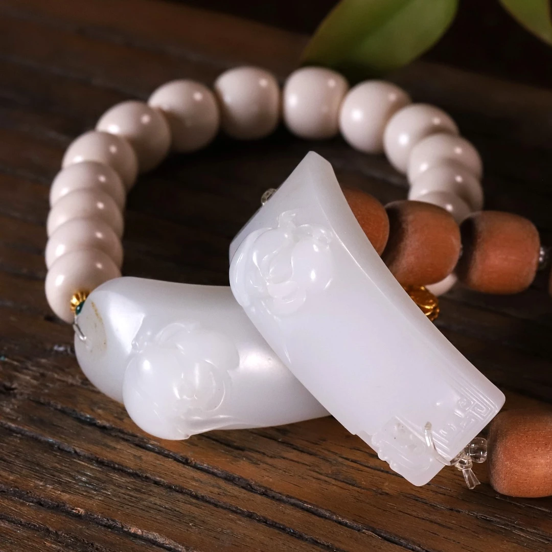 特惠名家籽料荷花手牌在售和田玉籽料近脂白玉质细送手串收藏证书